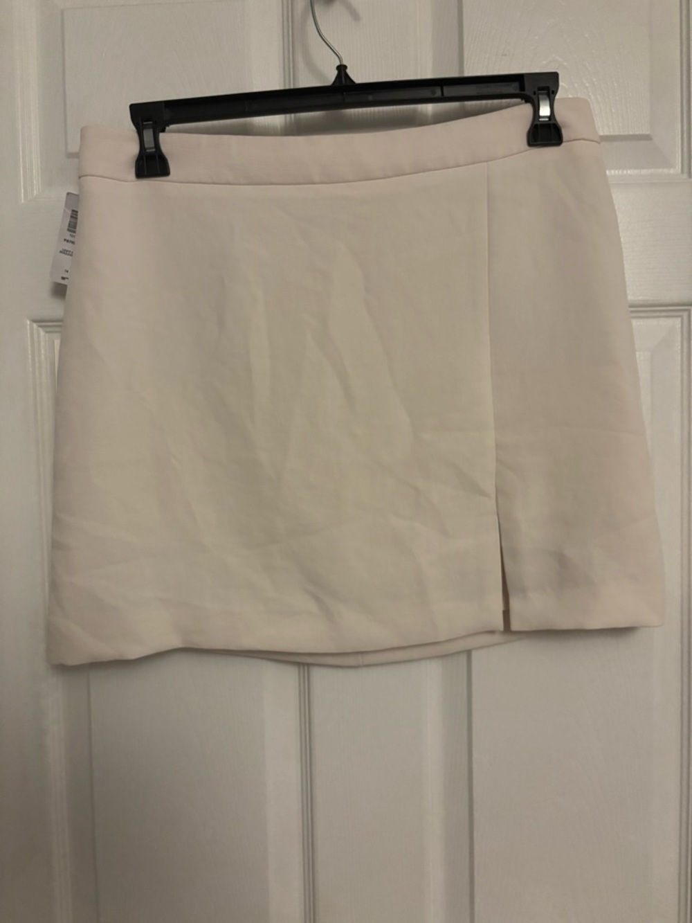 ARITZIA Women's Cream Mini Skirt - Classic Clean Silhouette